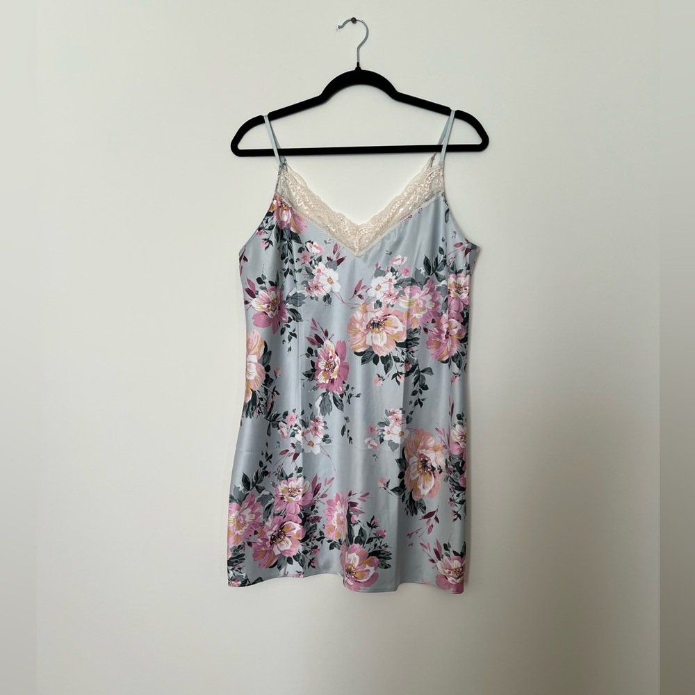 Lilac and London women’s shirt night gown
Size L